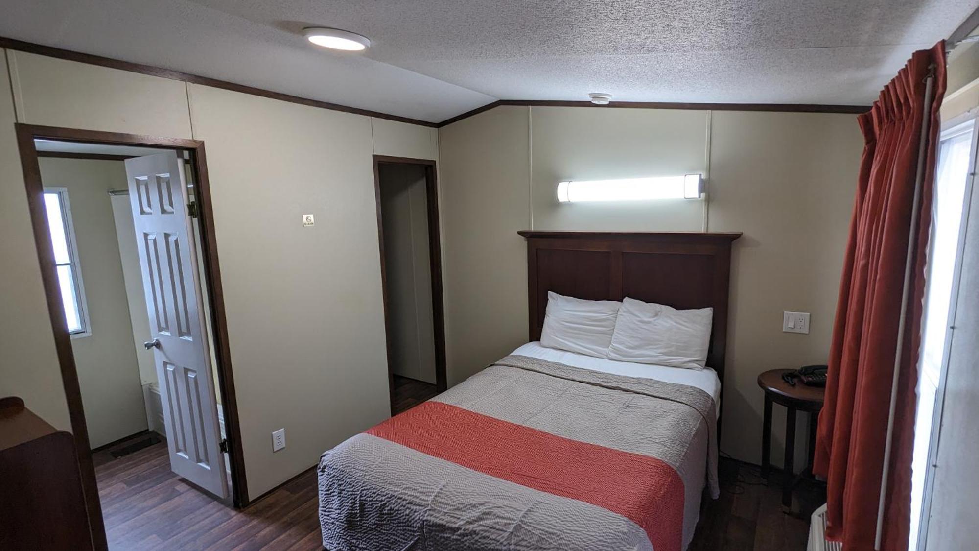 Hillcrest Inn & Suites โอโซนา ภายนอก รูปภาพ