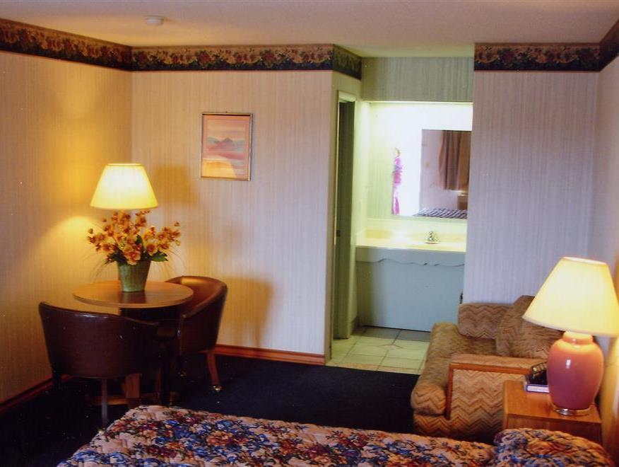 Hillcrest Inn & Suites โอโซนา ภายนอก รูปภาพ