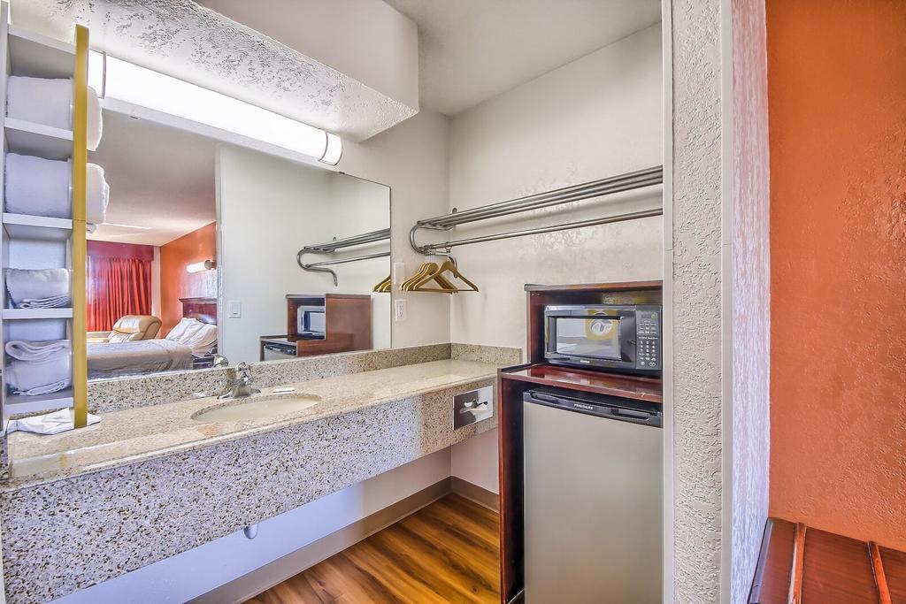 Hillcrest Inn & Suites โอโซนา ภายนอก รูปภาพ