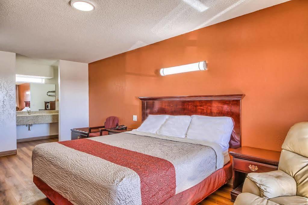 Hillcrest Inn & Suites โอโซนา ภายนอก รูปภาพ